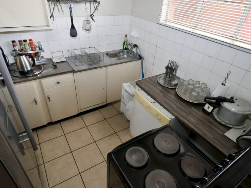 Spacious 2-Bed, 1-Bath Ground Floor Apartment in Retro Benoni - Photo 7