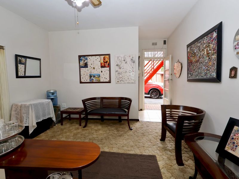 Spacious 2-Bed, 1-Bath Ground Floor Apartment in Retro Benoni - Photo 6