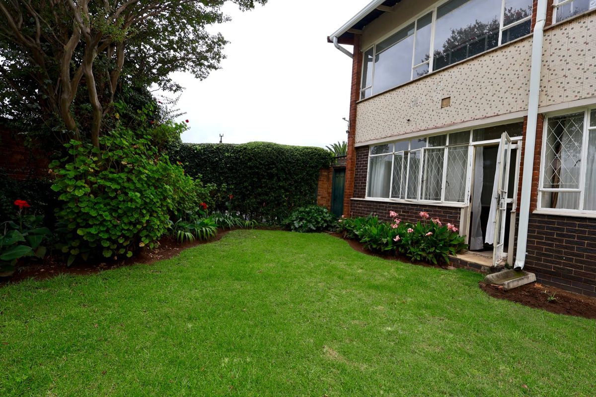 Spacious 2-Bed, 1-Bath Ground Floor Apartment in Retro Benoni - Photo 2