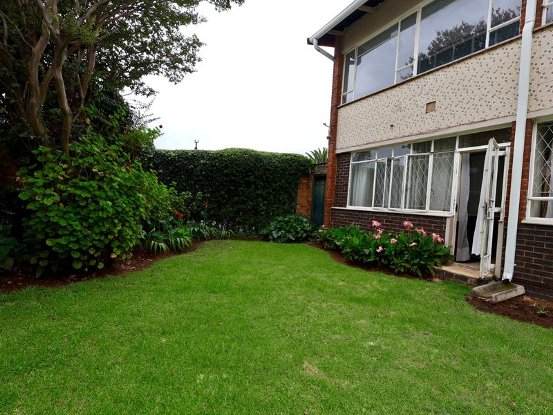 Spacious 2-Bed, 1-Bath Ground Floor Apartment in Retro Benoni - Photo 2