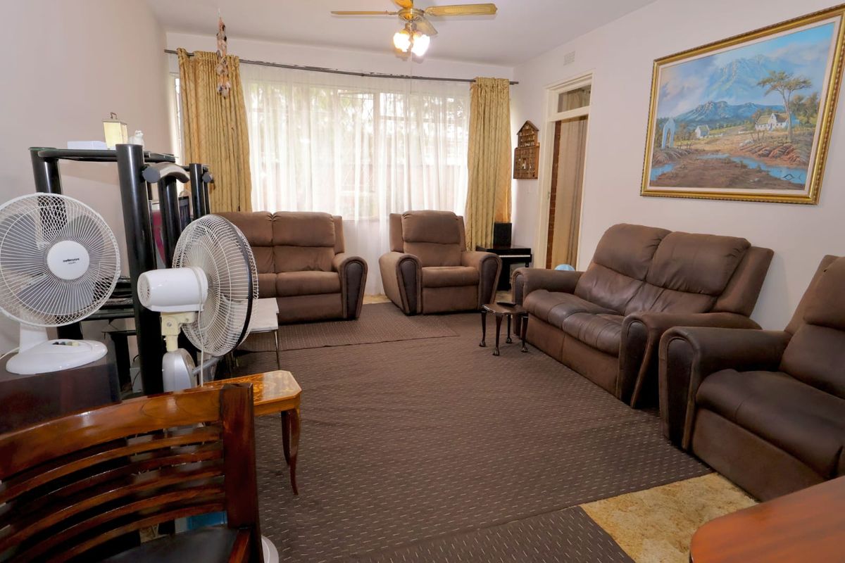 Spacious 2-Bed, 1-Bath Ground Floor Apartment in Retro Benoni - Photo 3