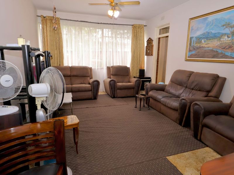 Spacious 2-Bed, 1-Bath Ground Floor Apartment in Retro Benoni - Photo 3