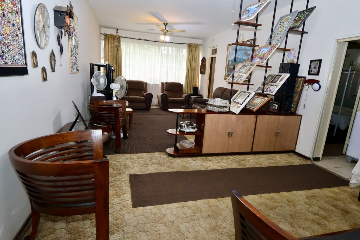Spacious 2-Bed, 1-Bath Ground Floor Apartment in Retro Benoni - Photo 5