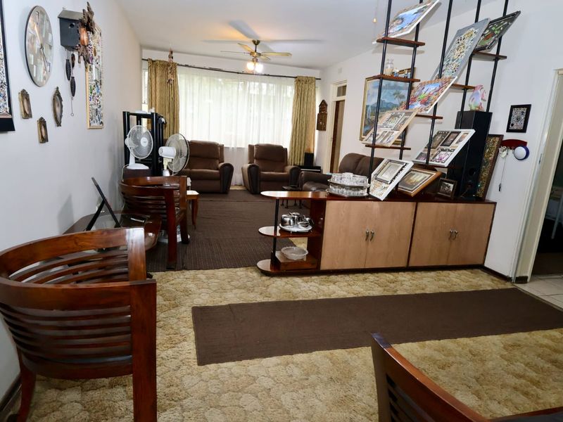 Spacious 2-Bed, 1-Bath Ground Floor Apartment in Retro Benoni - Photo 5