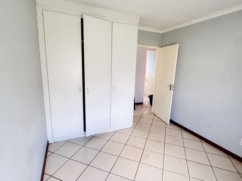 Sole Mandate: Comfortable 3-Bedroom Family Home with Extra Outside Room - Photo 9