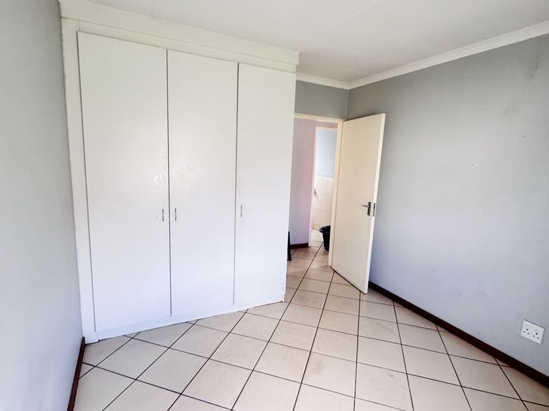 Sole Mandate: Comfortable 3-Bedroom Family Home with Extra Outside Room - Photo 8