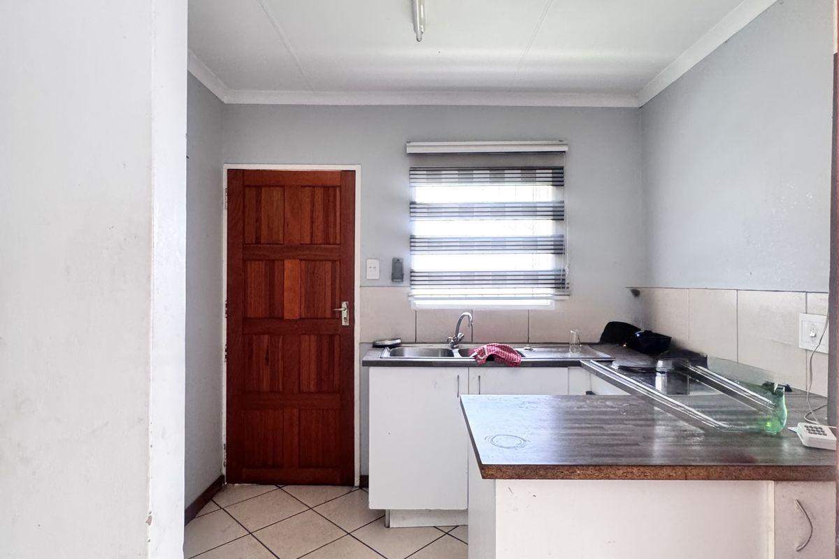 Sole Mandate: Comfortable 3-Bedroom Family Home with Extra Outside Room - Photo 2