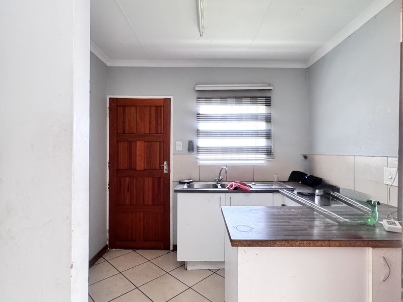 Sole Mandate: Comfortable 3-Bedroom Family Home with Extra Outside Room - Photo 2