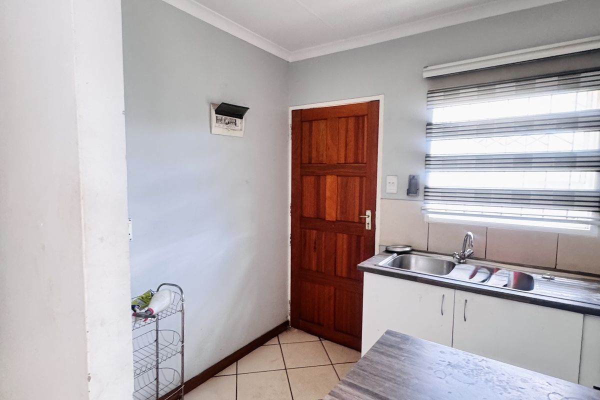 Sole Mandate: Comfortable 3-Bedroom Family Home with Extra Outside Room - Photo 3