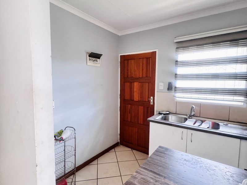 Sole Mandate: Comfortable 3-Bedroom Family Home with Extra Outside Room - Photo 3