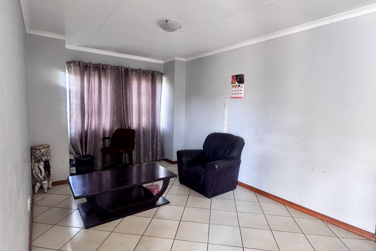 Sole Mandate: Comfortable 3-Bedroom Family Home with Extra Outside Room - Photo 4