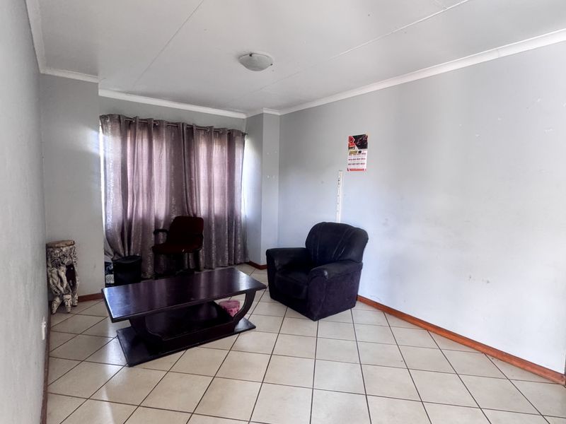 Sole Mandate: Comfortable 3-Bedroom Family Home with Extra Outside Room - Photo 4