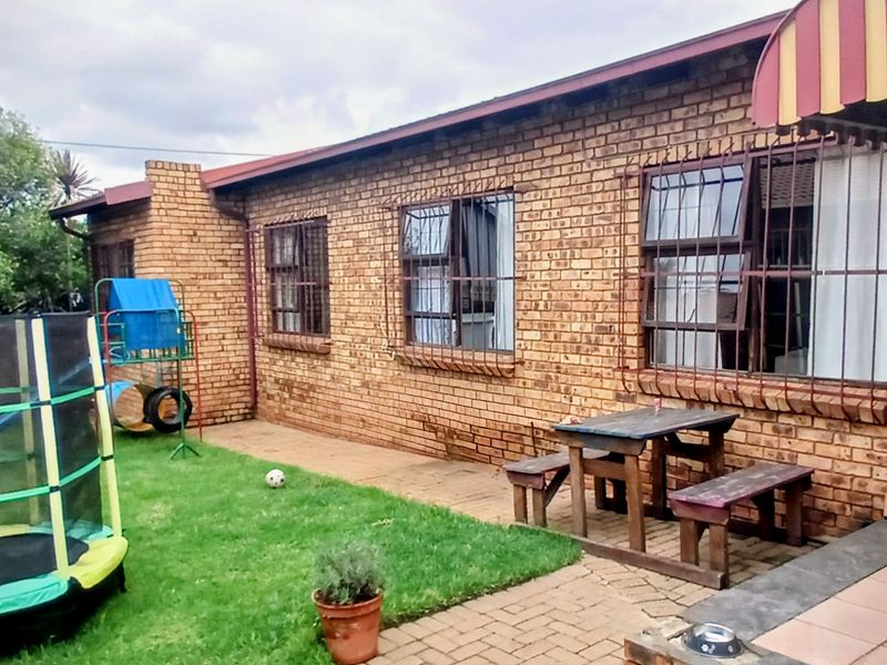 Great starter home, big enough but cozy. - Photo 2