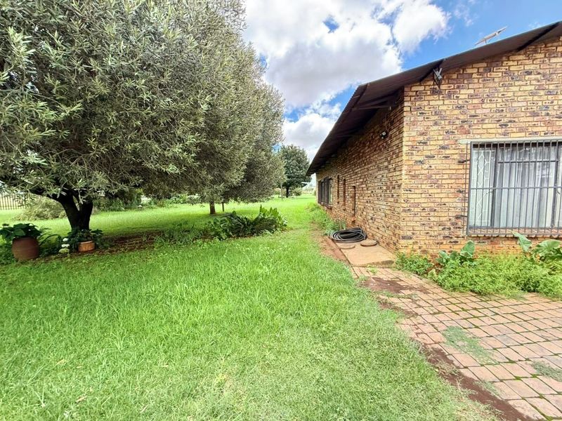 Spacious 2.4 Hectare with Flatlet for Sale in Mullerstuine - Photo 6