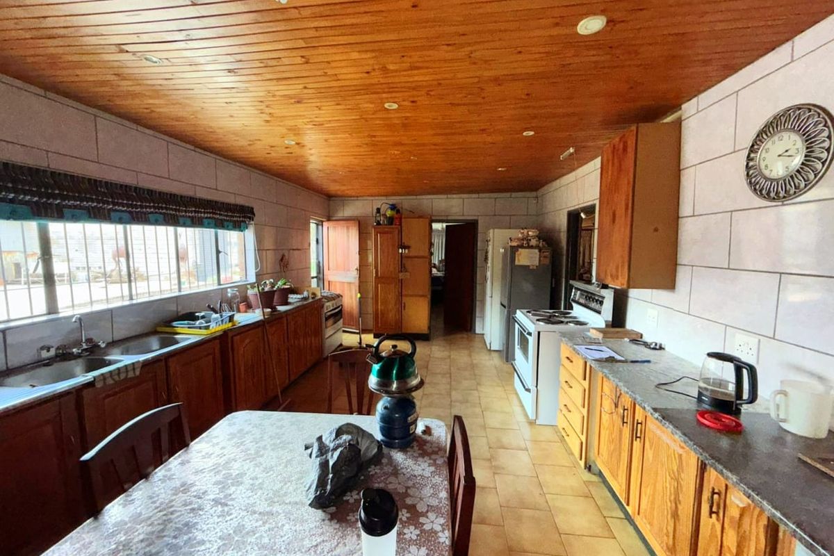 Spacious 2.4 Hectare with Flatlet for Sale in Mullerstuine - Photo 2