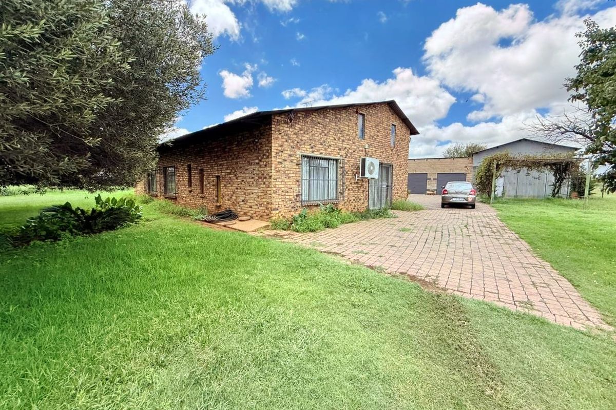 Spacious 2.4 Hectare with Flatlet for Sale in Mullerstuine - Photo 4