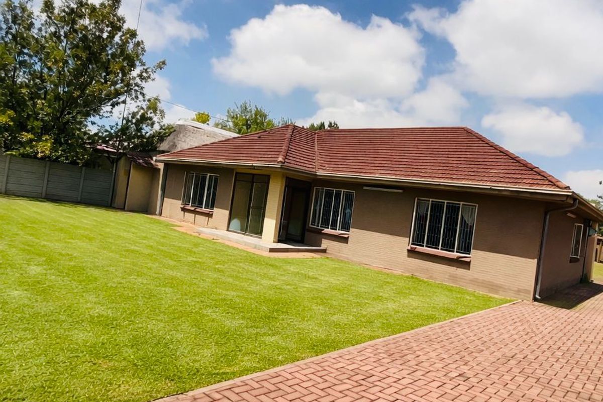 Spacious Family Home for Sale in Three Rivers. - Photo 4