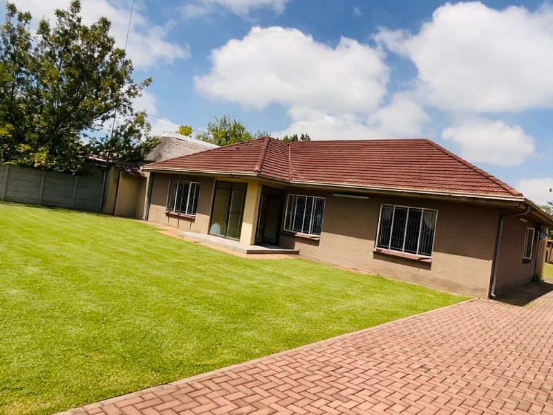 Spacious Family Home for Sale in Three Rivers. - Photo 4