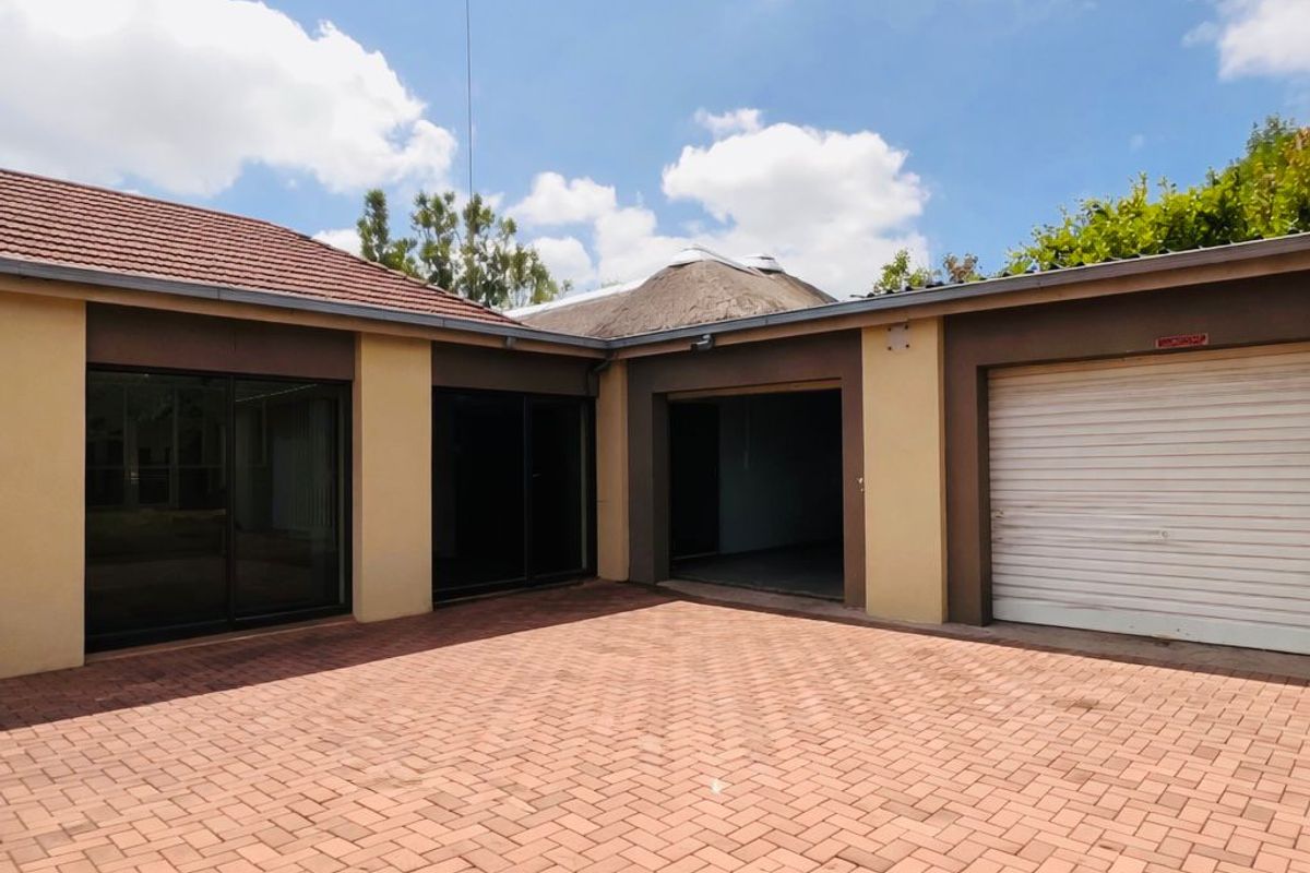 Spacious Family Home for Sale in Three Rivers. - Photo 2