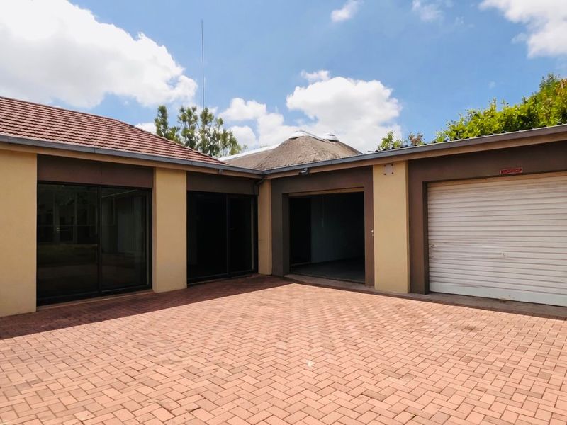 Spacious Family Home for Sale in Three Rivers. - Photo 2