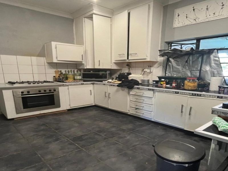 An Exceptional Family Haven in Noordhoek – Where Modern Living Meets Space, Comfort and Endless Poss - Photo 9