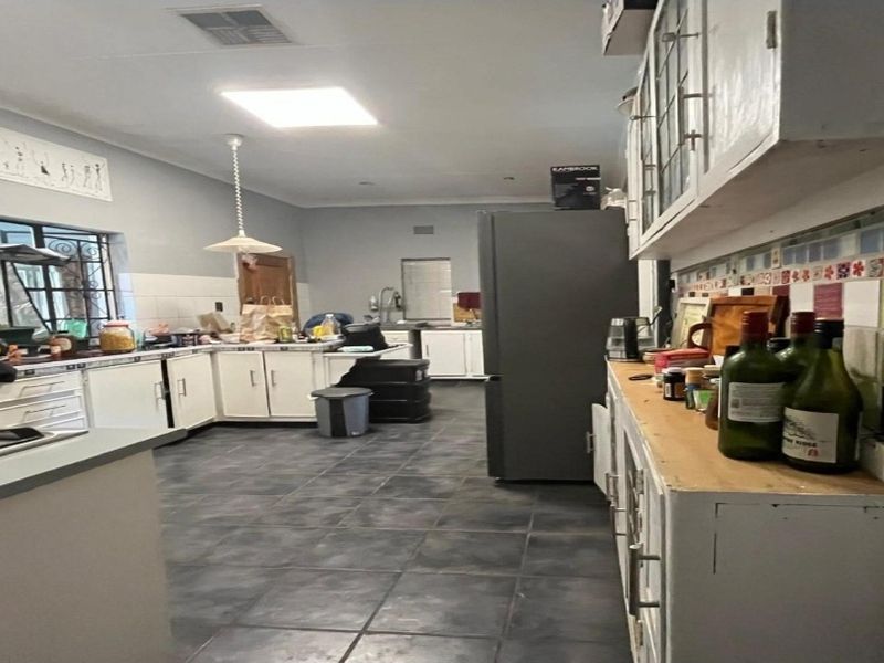 An Exceptional Family Haven in Noordhoek – Where Modern Living Meets Space, Comfort and Endless Poss - Photo 8