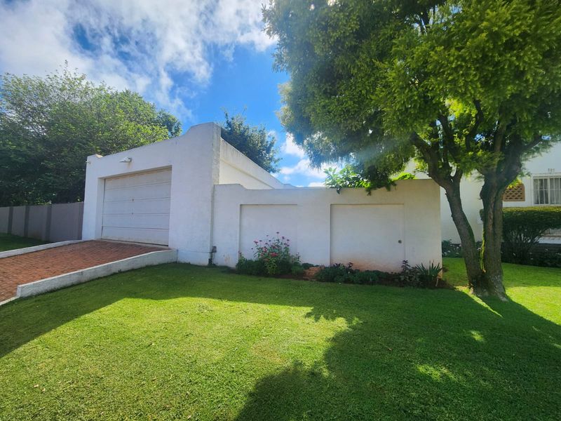 Spaciuos 3-Bedroom Home with Entertainment Areas, Pool & Garden Flat - Photo 3