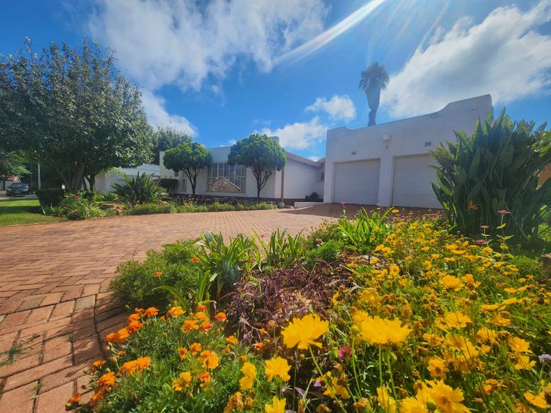 Spaciuos 3-Bedroom Home with Entertainment Areas, Pool & Garden Flat - Photo 2