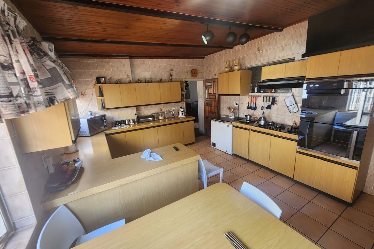 Spaciuos 3-Bedroom Home with Entertainment Areas, Pool & Garden Flat - Photo 5