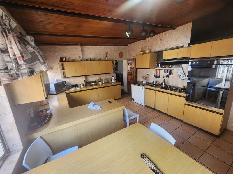 Spaciuos 3-Bedroom Home with Entertainment Areas, Pool & Garden Flat - Photo 5