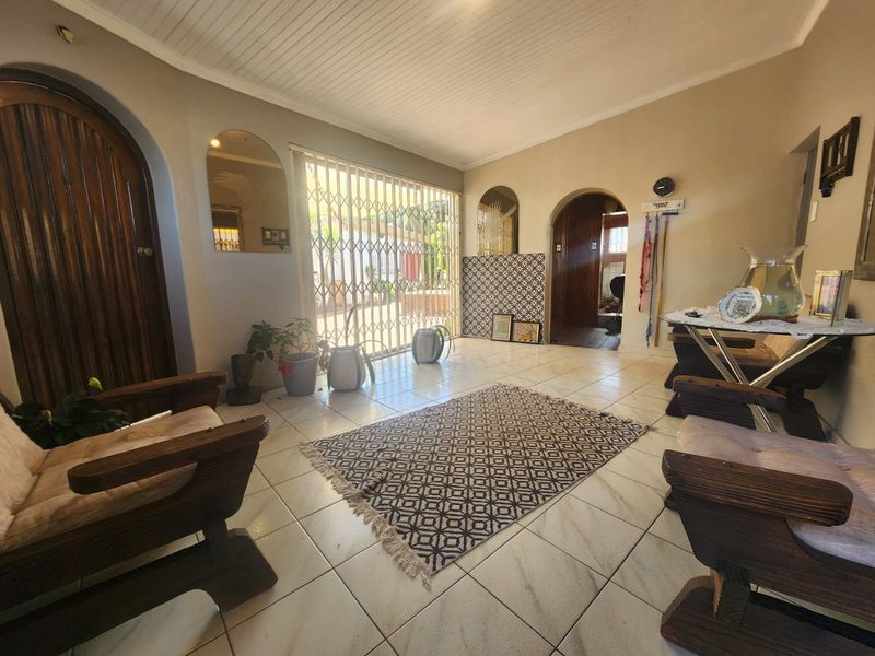 Spaciuos 3-Bedroom Home with Entertainment Areas, Pool & Garden Flat - Photo 10