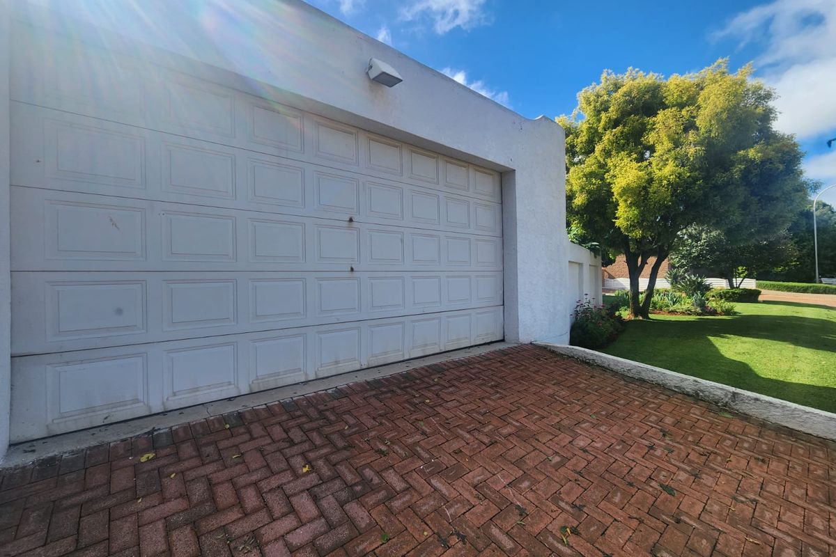 Spaciuos 3-Bedroom Home with Entertainment Areas, Pool & Garden Flat - Photo 4