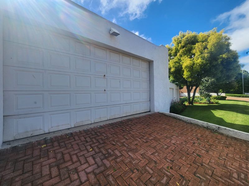 Spaciuos 3-Bedroom Home with Entertainment Areas, Pool & Garden Flat - Photo 4