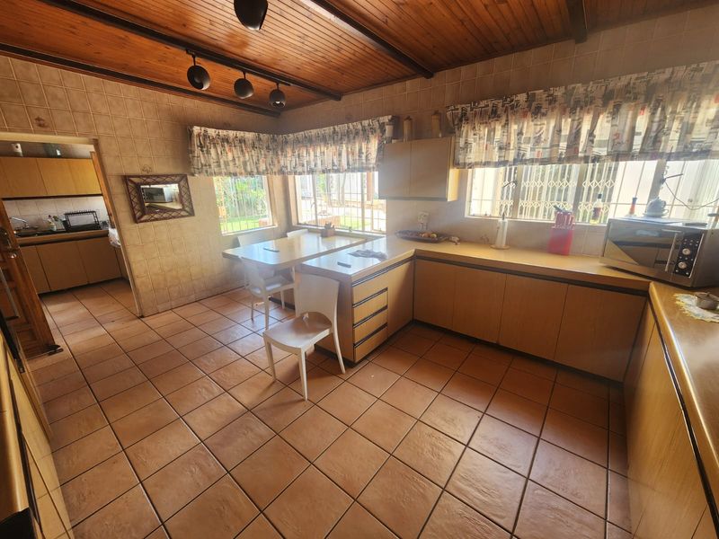 Spaciuos 3-Bedroom Home with Entertainment Areas, Pool & Garden Flat - Photo 8