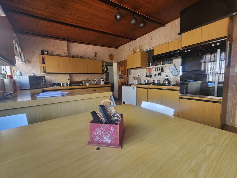 Spaciuos 3-Bedroom Home with Entertainment Areas, Pool & Garden Flat - Photo 7