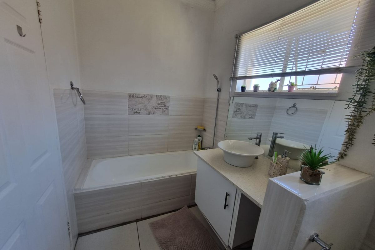 Peaceful Living with Views – The Perfectly Sized Home in Scheepershoogte - Photo 3