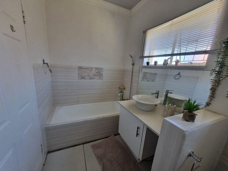 Peaceful Living with Views – The Perfectly Sized Home in Scheepershoogte - Photo 3