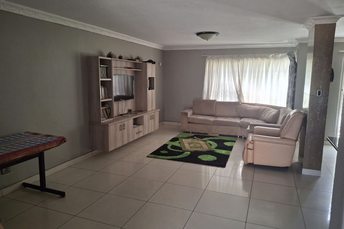 Modern 3 Bedroom Double-Storey Townhouse with Pool in Bassonia - Photo 2