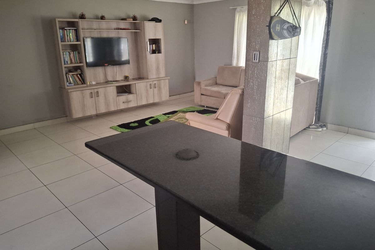 Modern 3 Bedroom Double-Storey Townhouse with Pool in Bassonia - Photo 4