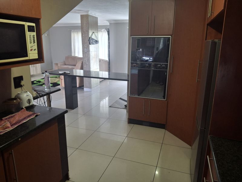 Modern 3 Bedroom Double-Storey Townhouse with Pool in Bassonia - Photo 10