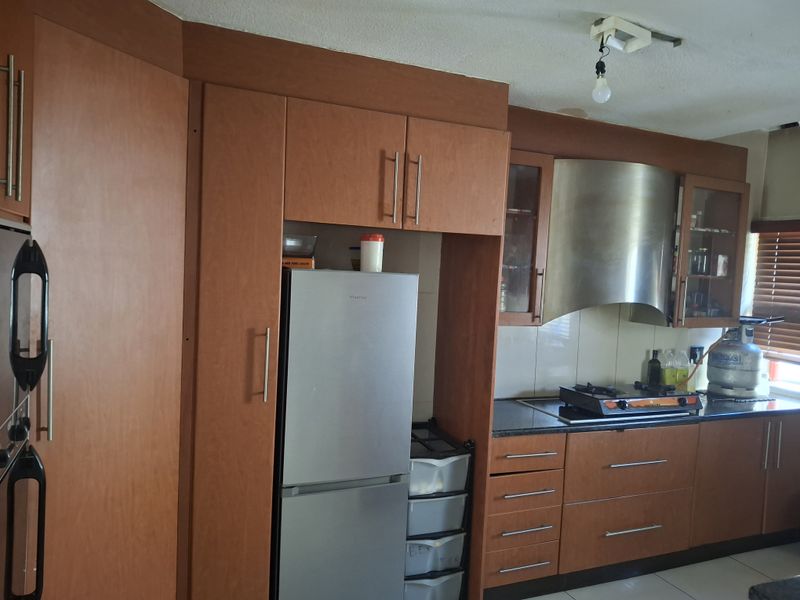 Modern 3 Bedroom Double-Storey Townhouse with Pool in Bassonia - Photo 8