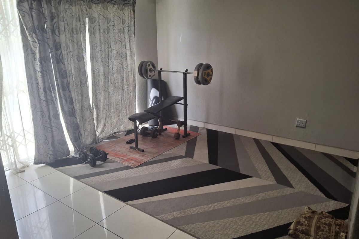 Modern 3 Bedroom Double-Storey Townhouse with Pool in Bassonia - Photo 3