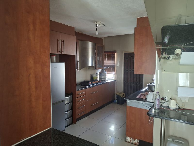 Modern 3 Bedroom Double-Storey Townhouse with Pool in Bassonia - Photo 6