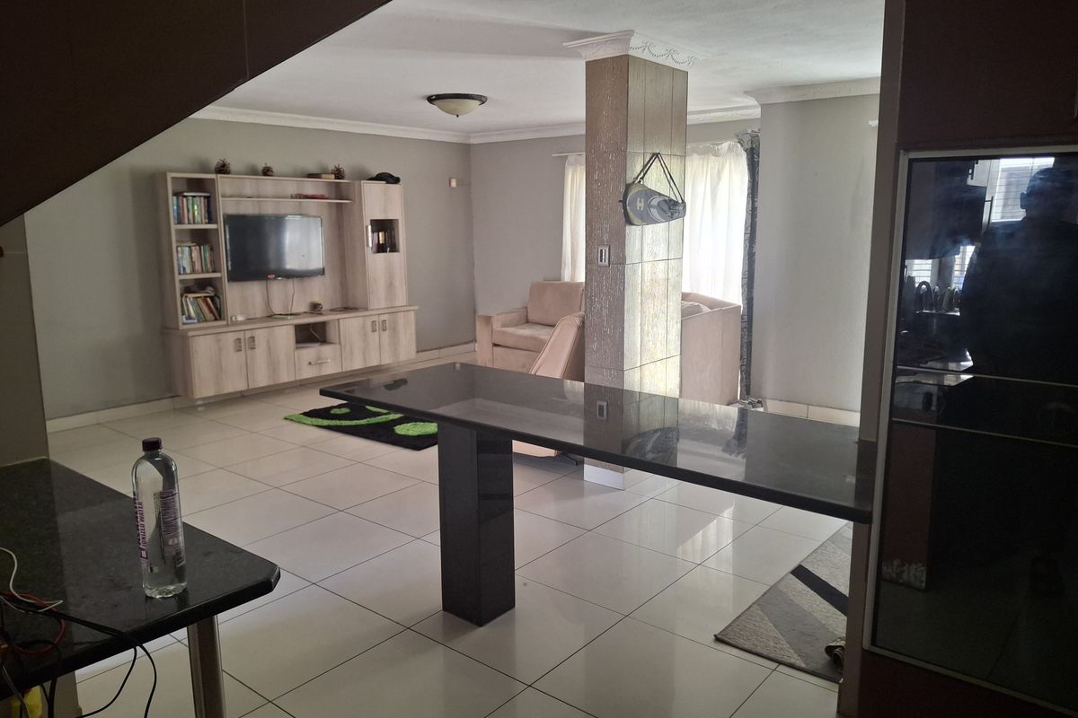 Modern 3 Bedroom Double-Storey Townhouse with Pool in Bassonia - Photo 5