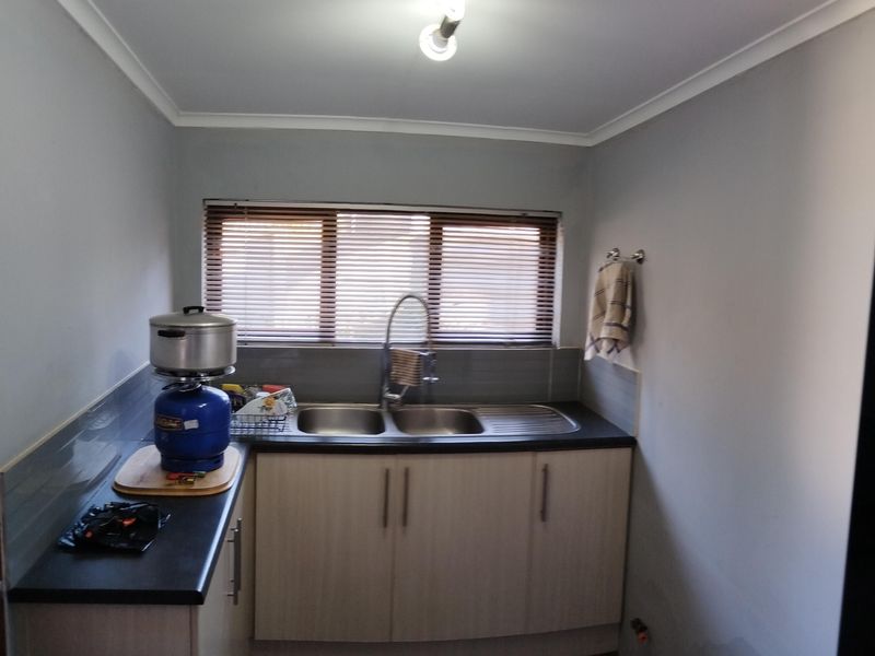 Lovely Corner Home for Sale in Bothasrus – Comfortable Living in a Great Area - Photo 8