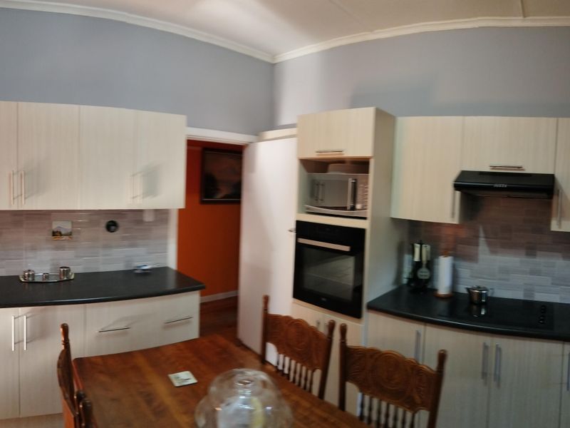 Lovely Corner Home for Sale in Bothasrus – Comfortable Living in a Great Area - Photo 6