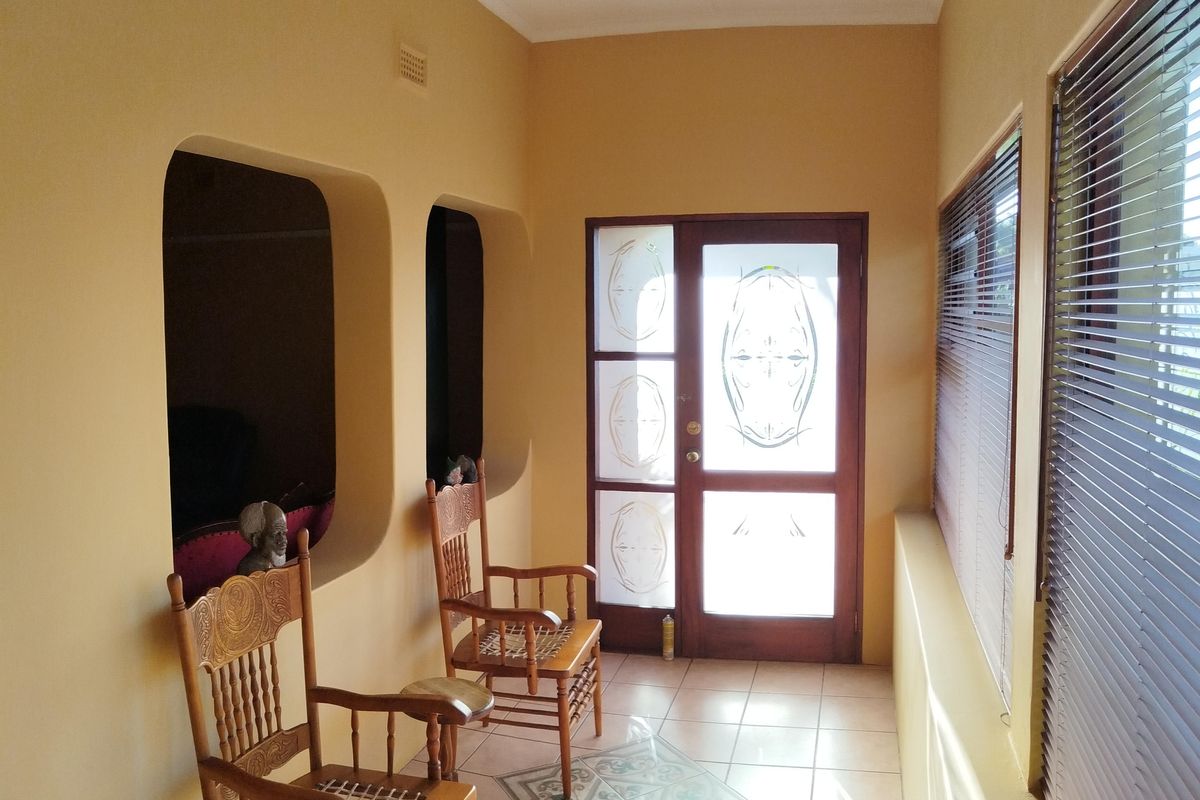 Lovely Corner Home for Sale in Bothasrus – Comfortable Living in a Great Area - Photo 2