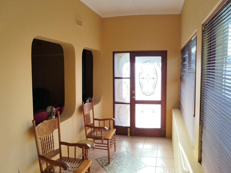 Lovely Corner Home for Sale in Bothasrus – Comfortable Living in a Great Area - Photo 2