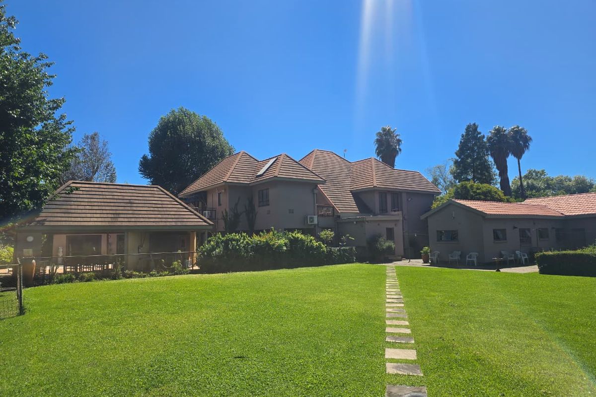 Luxury Entertainer’s Dream in Prestigious Three Rivers Proper. - Photo 2