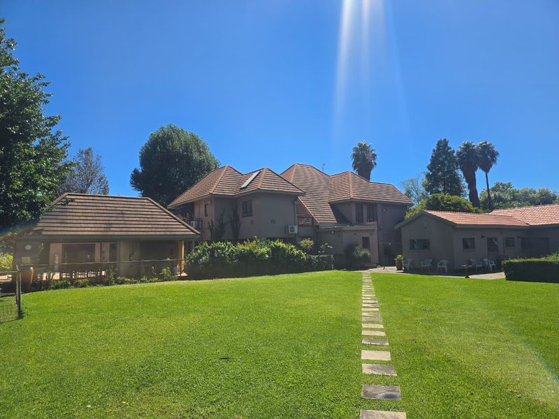 Luxury Entertainer’s Dream in Prestigious Three Rivers Proper. - Photo 2